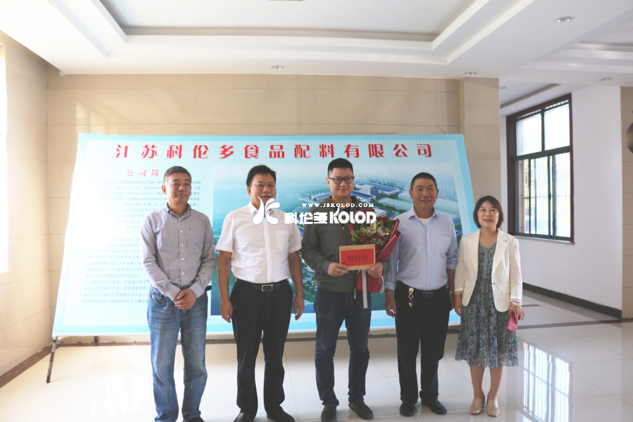 灌云縣委常委、組織部部長(zhǎng)、統(tǒng)戰(zhàn)部部長(zhǎng)何崢嶸節(jié)前慰問(wèn)科倫多公司引進(jìn)高端人才